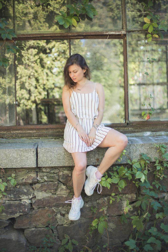 robe et baskets : look d'été indémodable !